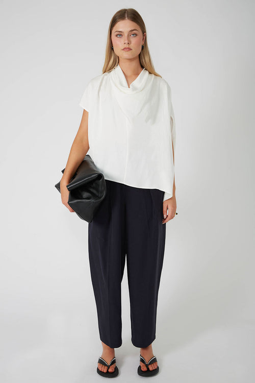 funnelled cape top / white
