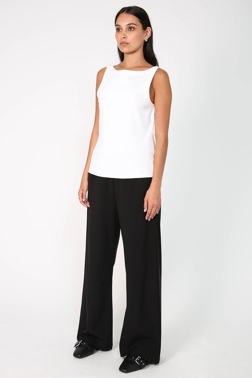 kicking tank / white
