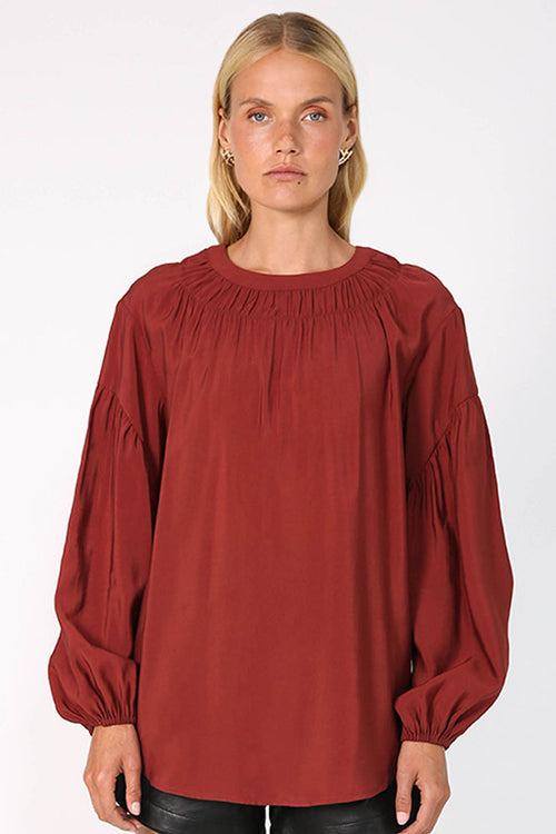 dulcet top / brick red