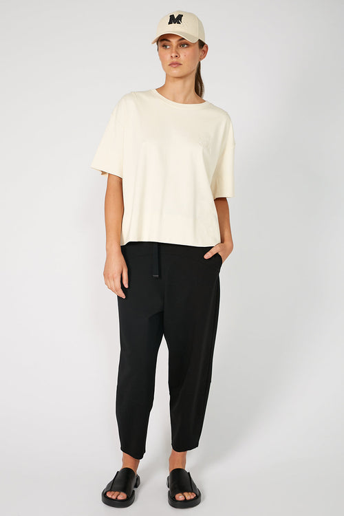 initial cap / ecru|black