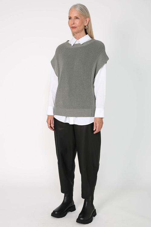 conclude vest / pale mineral green