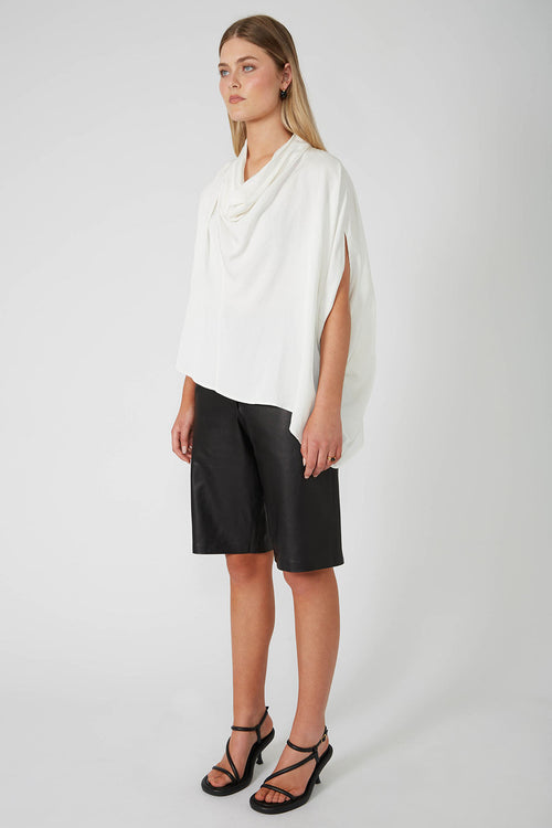 funnelled cape top / white