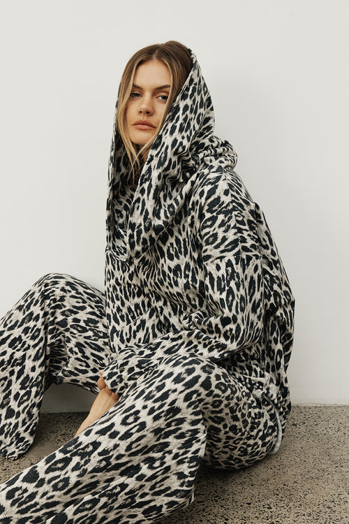 sear sweat / silver| black wilderness print