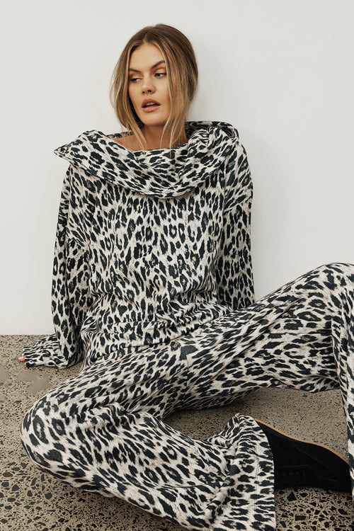 sear trackpant / silver| black wilderness print