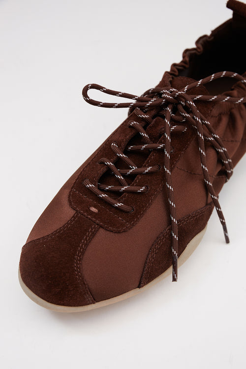 form satin kick / chocolate