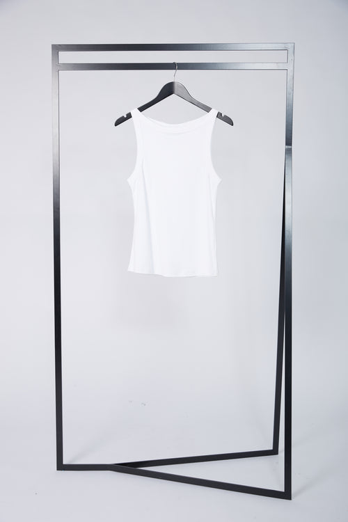 kicking tank / white