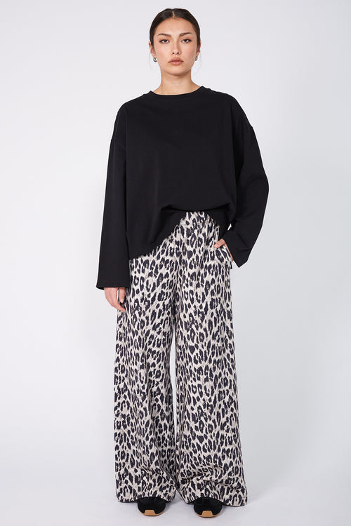 sear trackpant / silver| black wilderness print