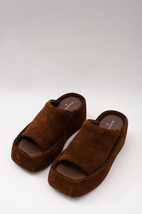 shield wedge / rich tan brown